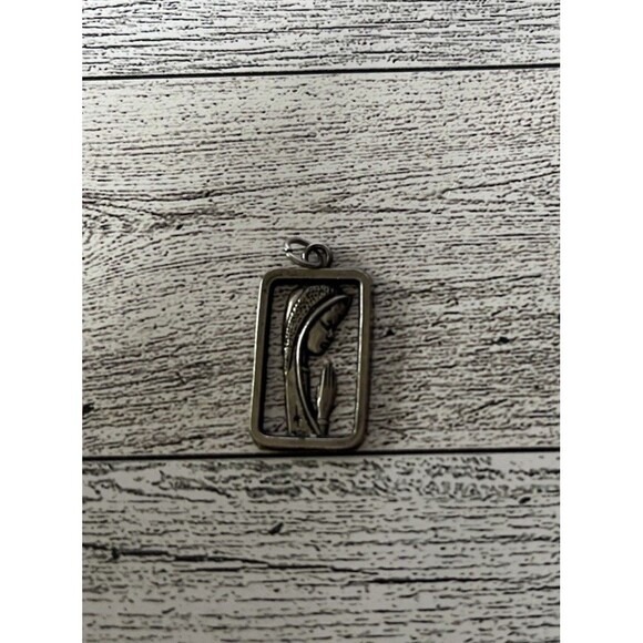 Vintage Catholic Praying Virgin Mary Silver Tone Medal Pendant Religious 1" - Picture 1 of 3